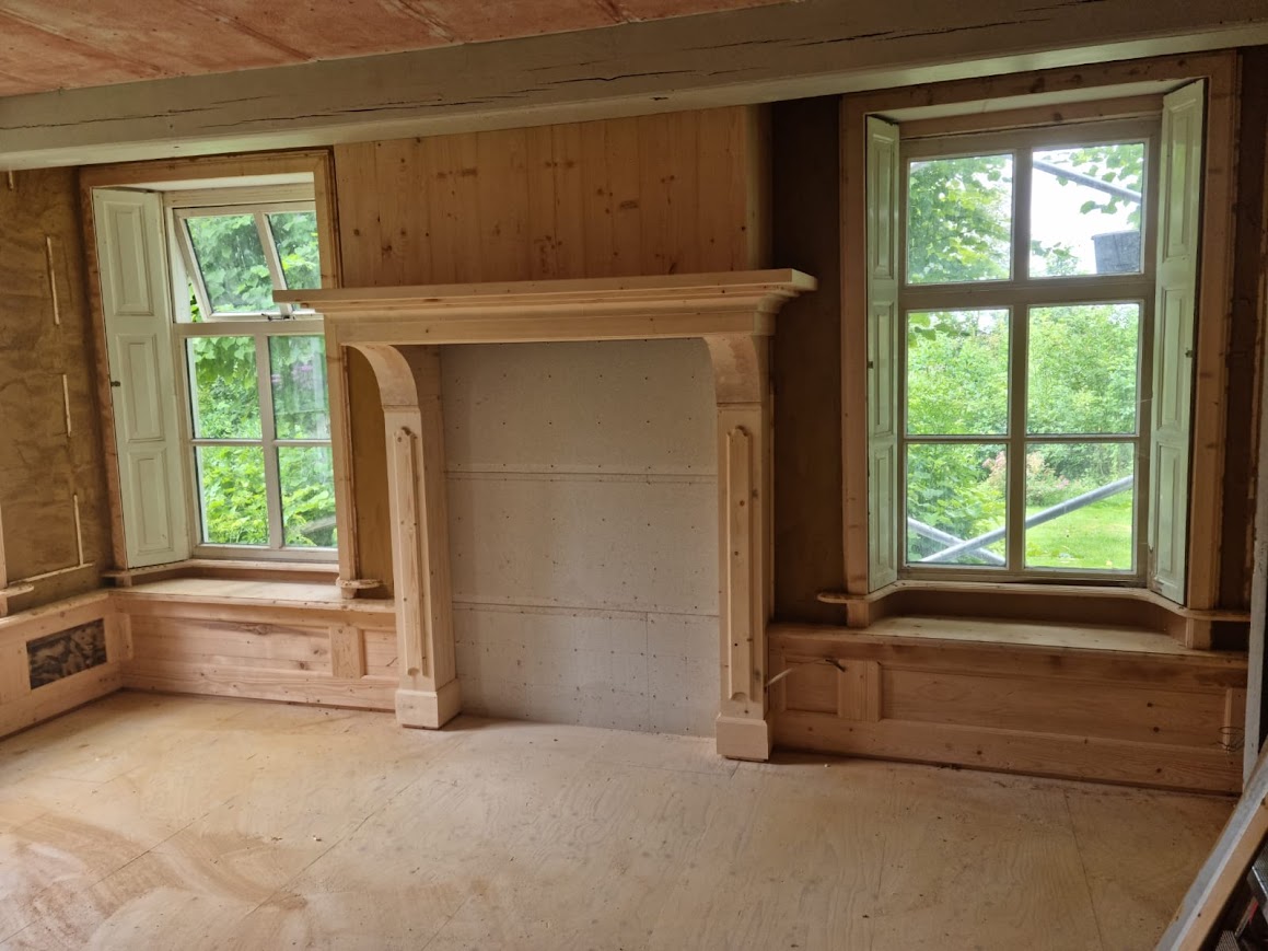 Lambrisering en schouw in klassieke stijl