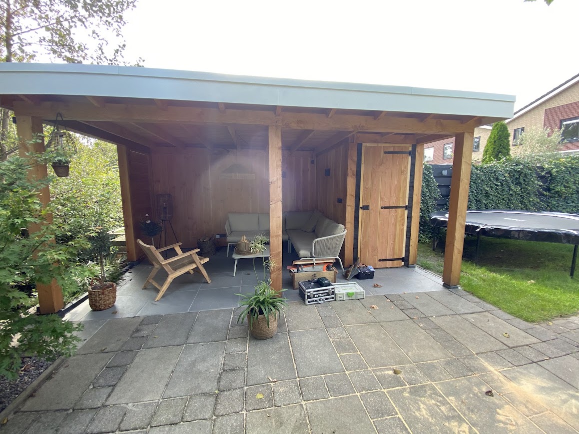 Maatwerk deur voor een tuinhuis