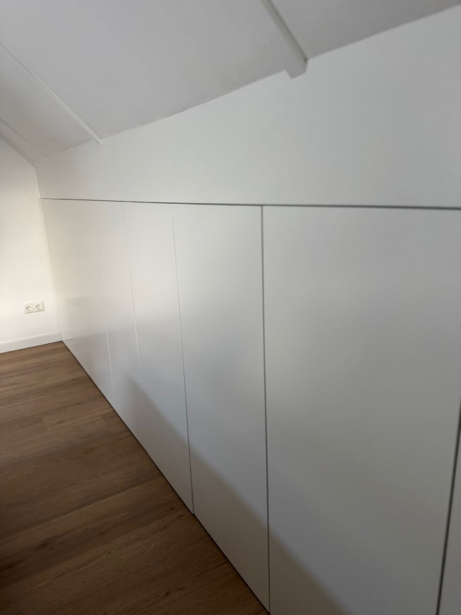 Kasten onder schuinewand