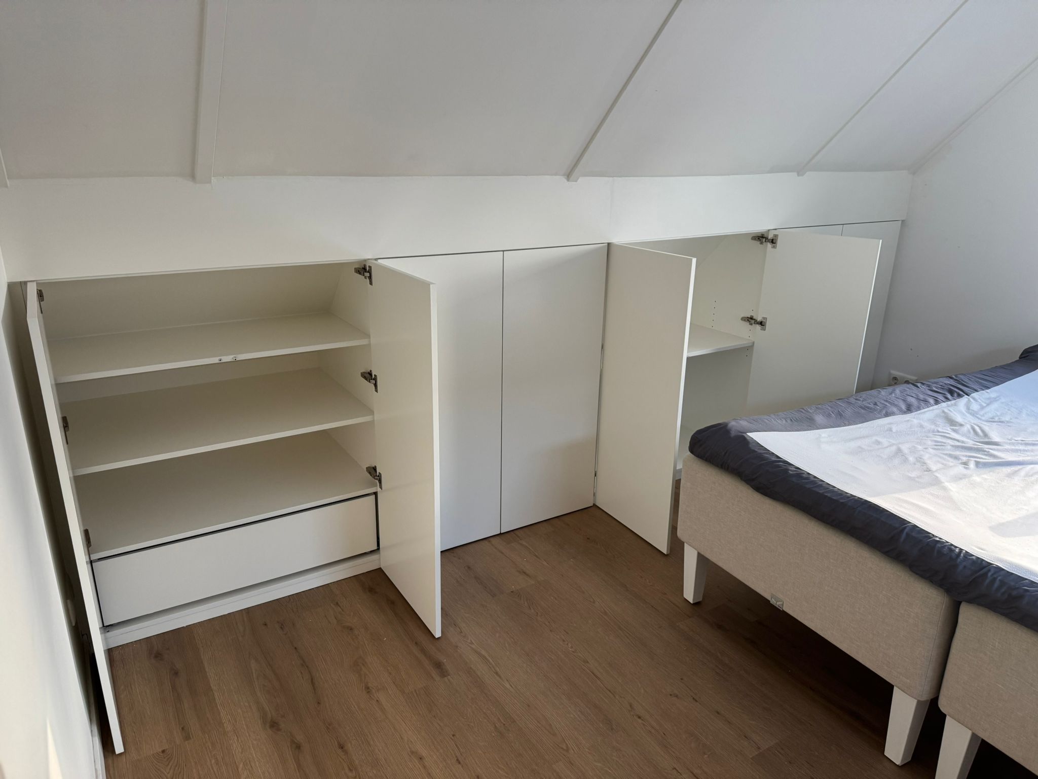 Kasten onder schuine wand