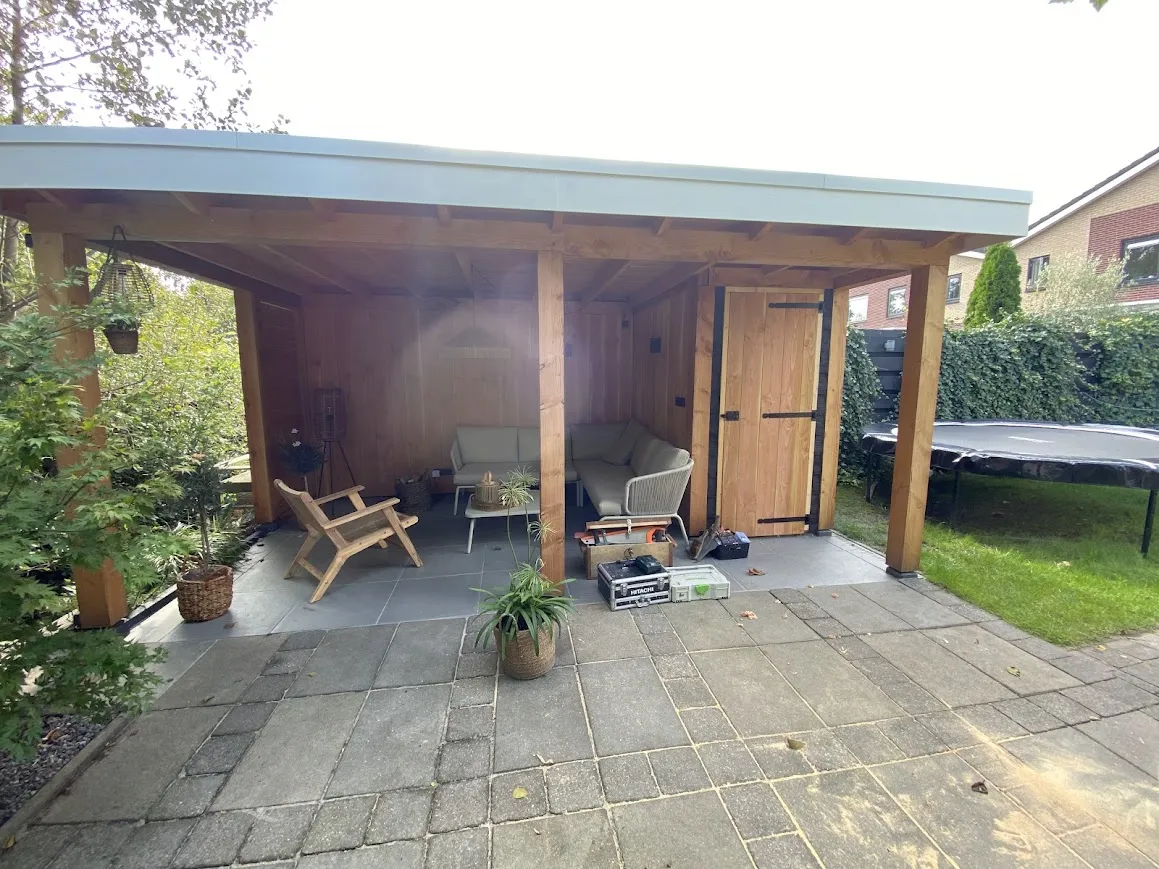 Maatwerk deur voor een tuinhuis