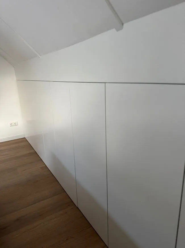 Kasten onder schuinewand